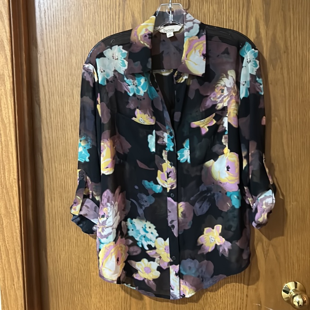 Med Decree. Blouse. Lovely flower print Transparent